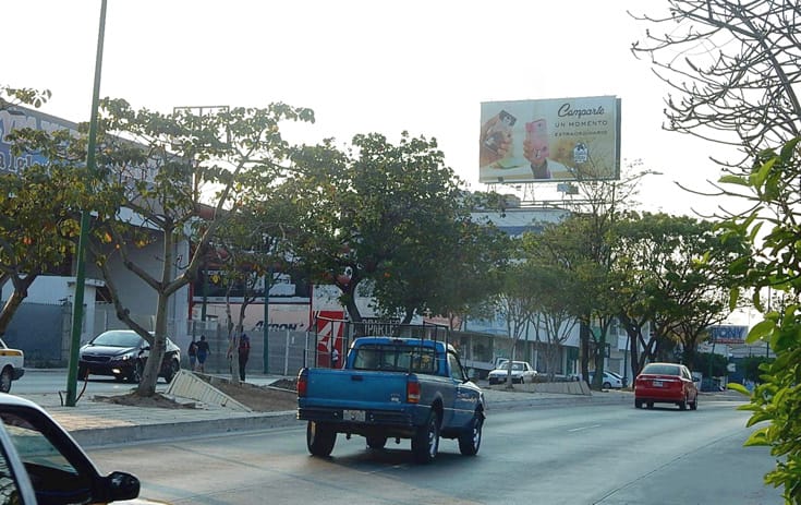Espectacular CHS001O1 en Tuxtla Gutiérrez, Chiapas de One Marketing