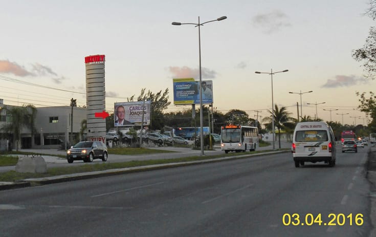 Espectacular QTR043N1 en Blvd. Luis Donaldo Colosio Entronque Aeropuerto (Hotelera), Sin Nombre, Cancún de One Marketing
