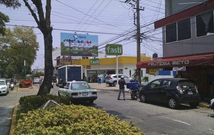 Espectacular VER007N1 en Xalapa, Veracruz de One Marketing
